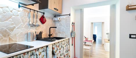 Fridge, stovetop, coffee/tea maker, electric kettle