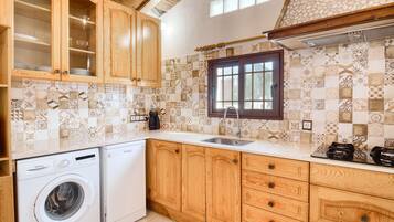 Een koelkast, een magnetron, een kookplaat, een vaatwasser