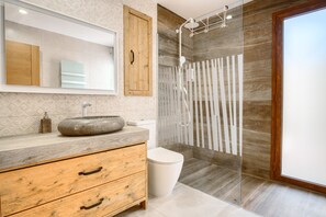 Douche, sèche-cheveux, serviettes fournies