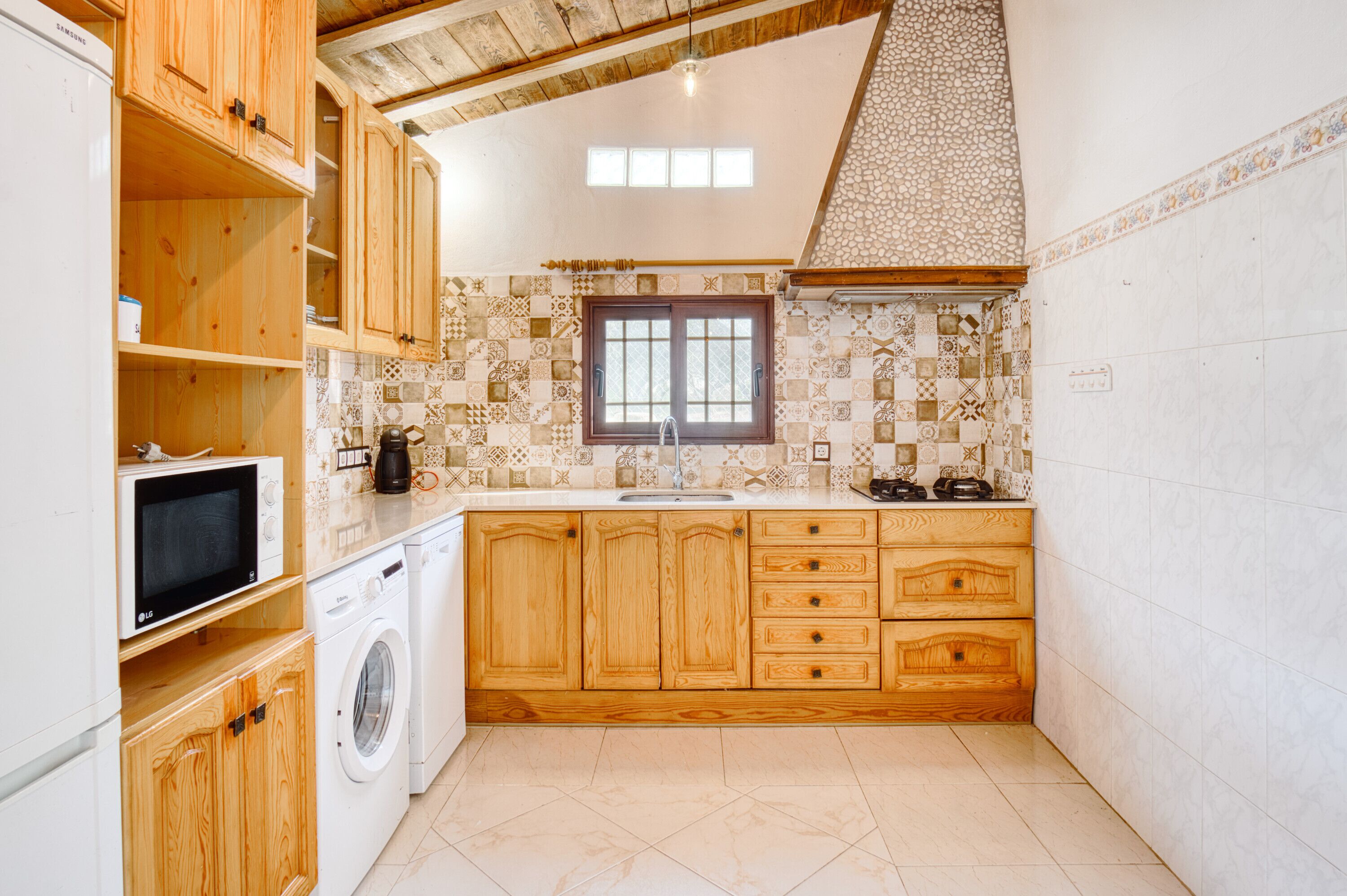 Een koelkast, een magnetron, een kookplaat, een vaatwasser