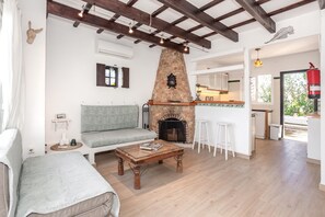 Televisión, chimenea, reproductor de DVD, estéreo