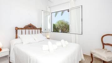 3 bedrooms, iron/ironing board, free WiFi, bed sheets