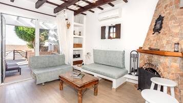 TV, caminetto, lettore DVD, impianto stereo