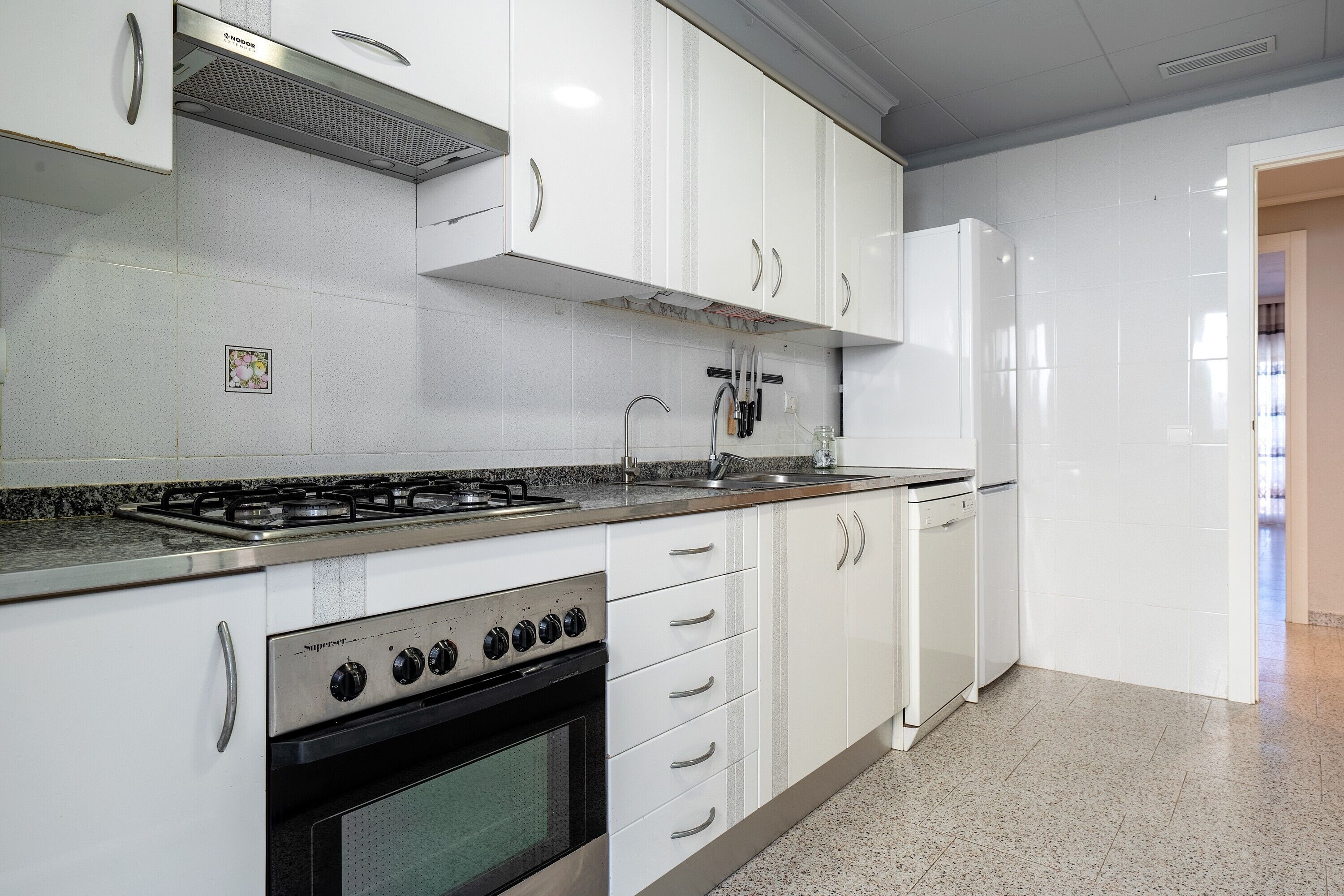 冷蔵庫、電子レンジ、オーブン、コンロ