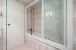 Douche, sèche-cheveux, serviettes fournies