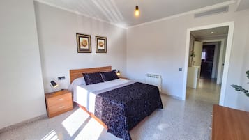 3 quartos, escrivaninha, ferros/tábuas de passar roupa