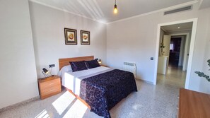 3 bedrooms, desk, iron/ironing board, free WiFi