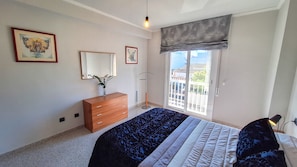 3 bedrooms, desk, iron/ironing board, free WiFi