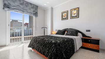 3 slaapkamers, een strijkplank/strijkijzer, gratis wifi, beddengoed