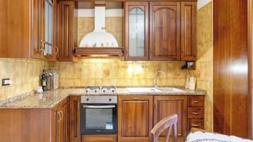 Frigorifero, forno, piano cottura, lavastoviglie