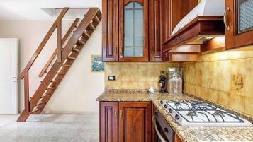 Frigorifero, forno, piano cottura, lavastoviglie