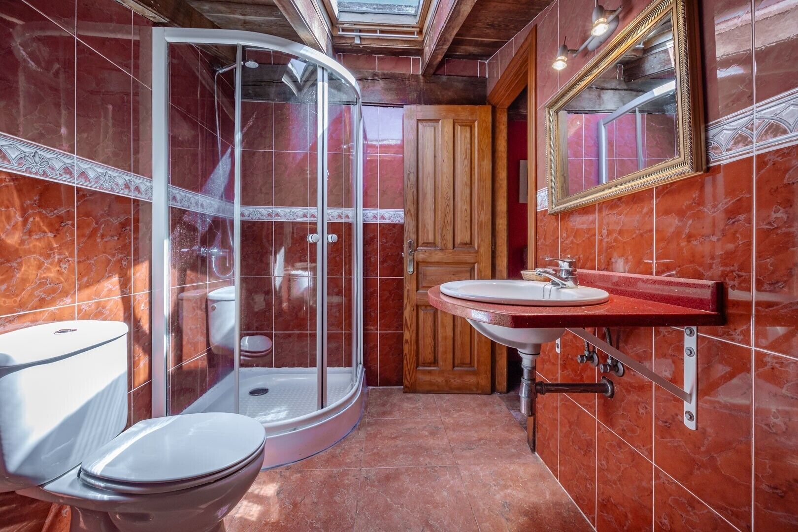 Een douche, handdoeken