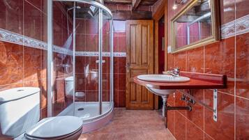 Een douche, handdoeken