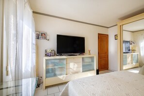3 室のベッドルーム、WiFi (無料)