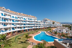 Pool - Apartment 'Duquesa Suites Golf and Gardens' with Shared Pool, Wi-Fi and Air Conditioning (Manilva)