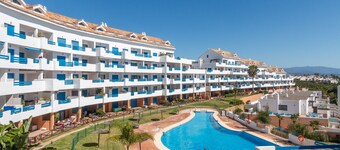 Apartment 'Duquesa Suites Golf and Gardens' with Shared Pool, Wi-Fi and Air Conditioning