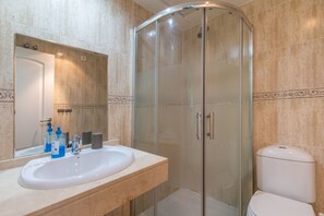 Shower, towels - Apartment 'Duquesa Suites Golf and Gardens' with Shared Pool, Wi-Fi and Air Conditioning (Manilva)