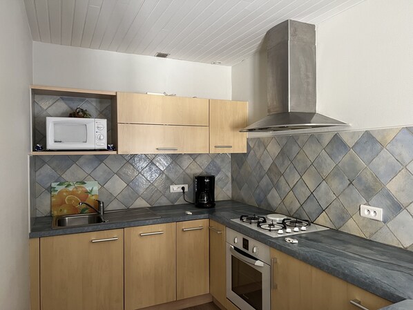 Réfrigérateur, micro-ondes, four, plaque de cuisson