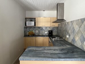 Frigorifero, microonde, forno, piano cottura