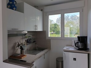 Een koelkast, een magnetron, een kookplaat, een vaatwasser