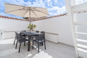 Outdoor dining - Apartment 'Borgo Giulia Siracusa' with Private Terrace, Wi-Fi and Air Conditioning (Siracusa)
