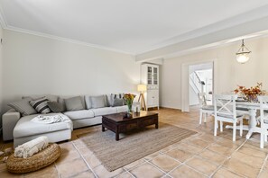 TV - Holiday Home 'La Casuca Del Músico' with Mountain Views, Private Pool and Wi-Fi (Novales)