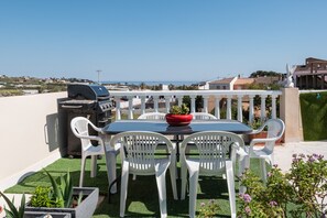 Outdoor dining - Apartment 'Sol Mediterráneo' with Shared Terrace, Wi-Fi and Air Conditioning (Algarrobo Costa)