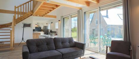 Televisie, een open haard en een tafeltennistafel