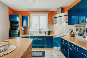 Køleskab, mikrobølgeovn, ovn, kogeplade