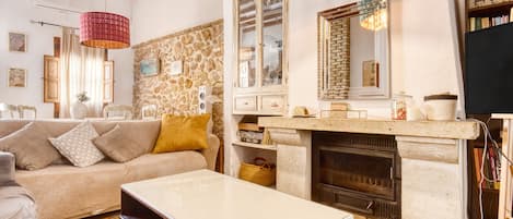Televisión, chimenea y estéreo