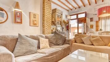 TV, fireplace, stereo