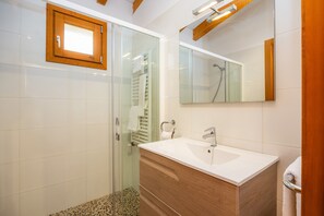Shower, hair dryer, towels - Apartment 'Sa Formatgera' with Mountain Views, Shared Pool and Wi-Fi (Illes Balears)