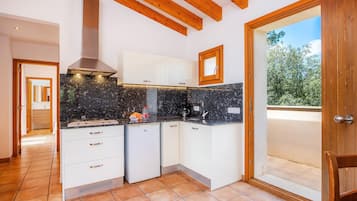 Kühlschrank, Herdplatte, Wasserkocher mit Kaffee-/Teezubehör