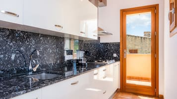 Refrigerador, parrilla de estufa, cafetera y tetera y tetera eléctrica