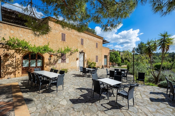 Outdoor dining - Apartment 'Es Tarongers' with Mountain Views, Shared Pool and Wi-Fi (Illes Balears)