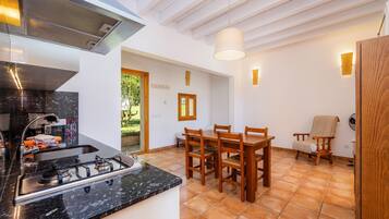 Fridge, stovetop, coffee/tea maker, electric kettle