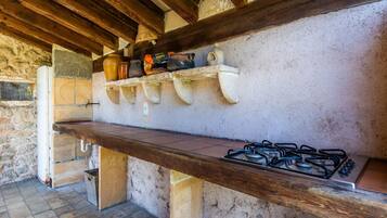 Fridge, stovetop, coffee/tea maker, electric kettle