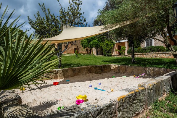 Property grounds - Apartment 'Sotil De Llevant' with Mountain Views, Shared Pool and Wi-Fi (Illes Balears)