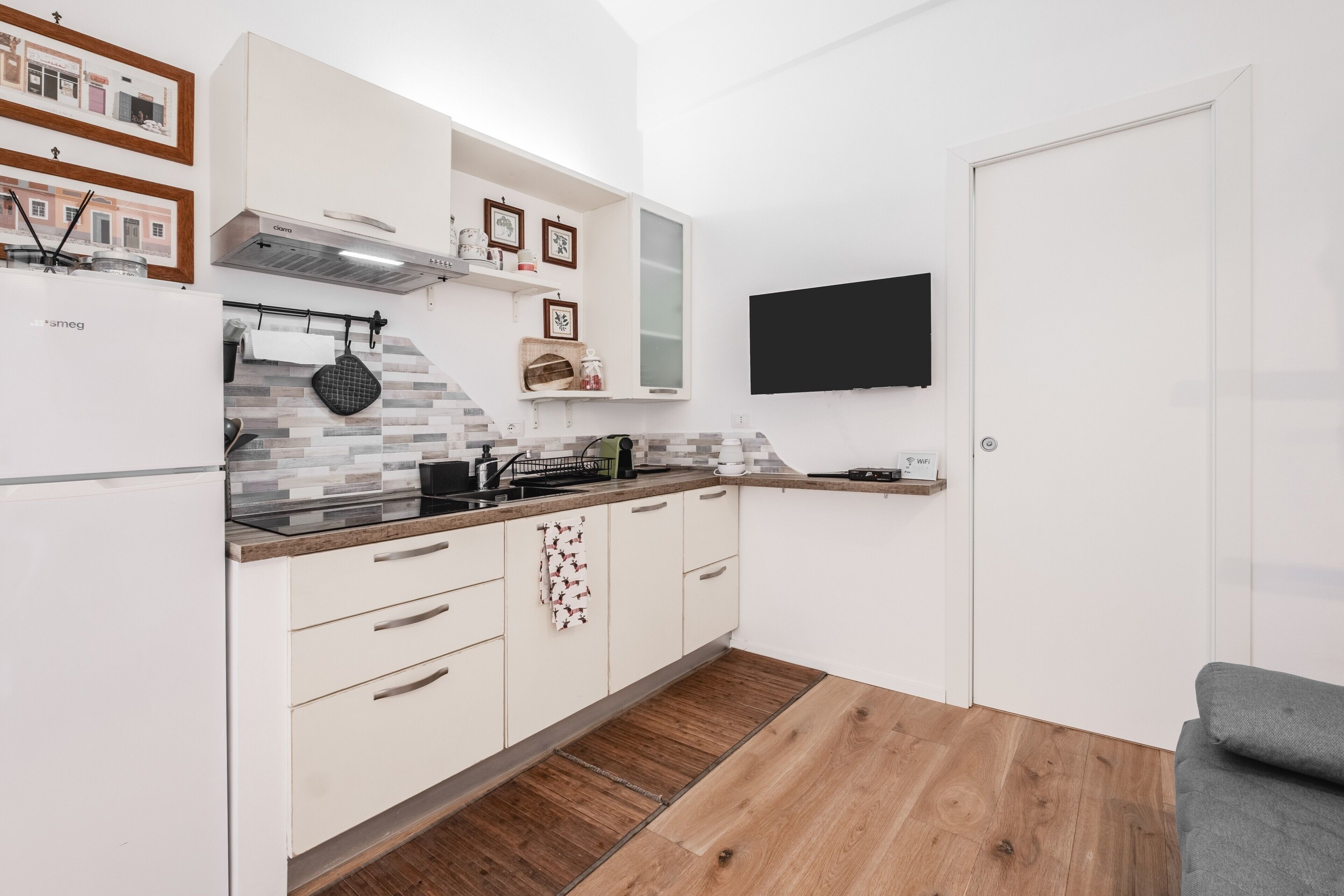 Kühlschrank, Mikrowelle, Herdplatte, Geschirrspüler