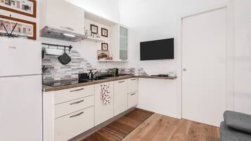 Kühlschrank, Mikrowelle, Herdplatte, Geschirrspüler