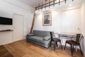 TV - Holiday Home 'Dimora Della Dogana' with Private Terrace, Wi-Fi and Air Conditioning (Pescia Romana)