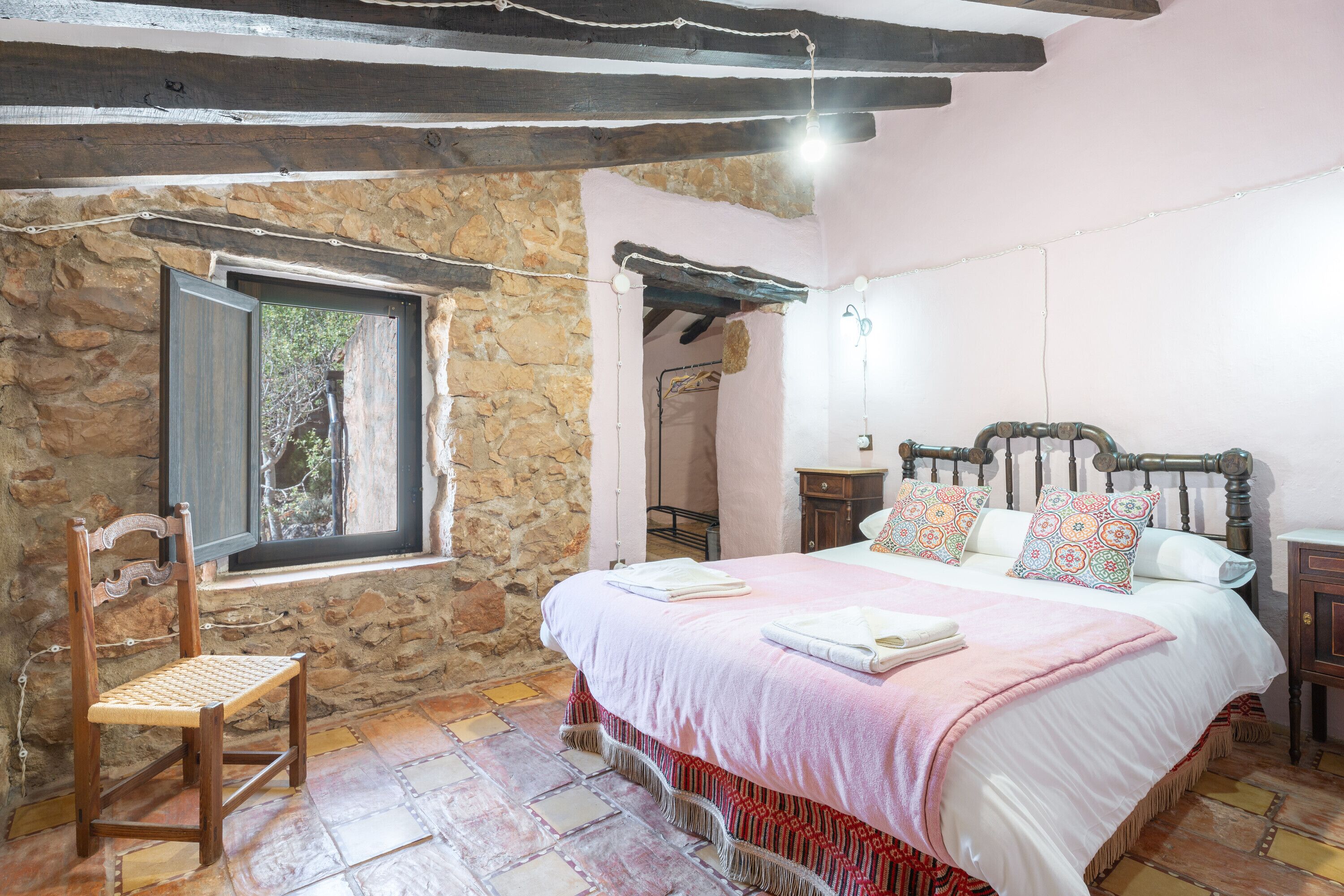 5 dormitorios, tabla de planchar con plancha, ropa de cama