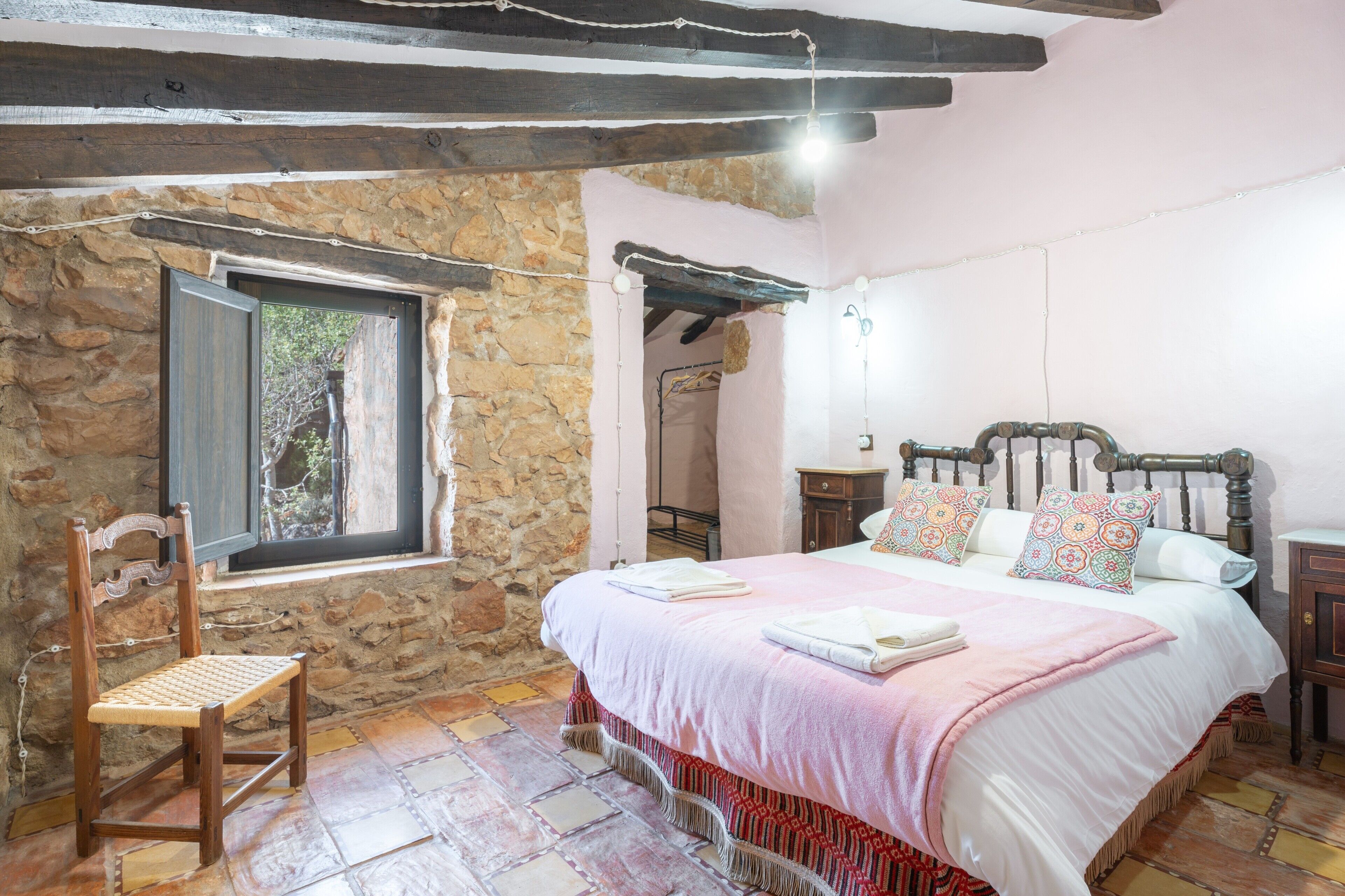 5 bedrooms, iron/ironing board, bed sheets