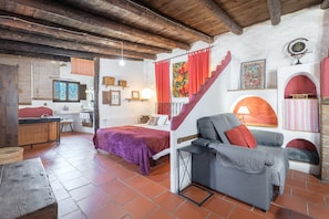 1 habitación, tabla de planchar con plancha y ropa de cama 