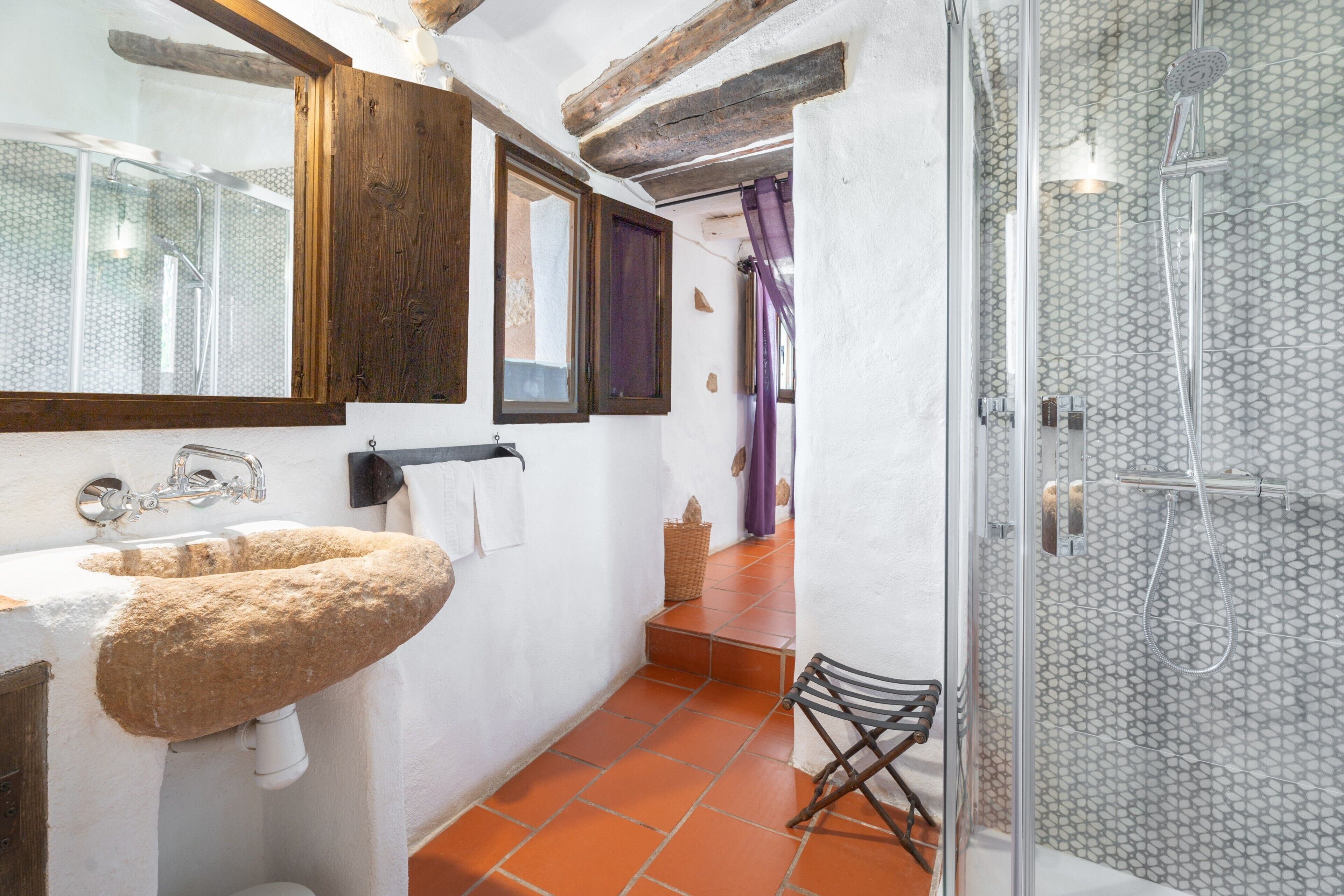 Een douche, een haardroger, handdoeken