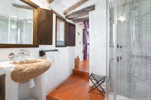 Een douche, een haardroger, handdoeken