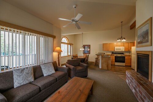 Deluxe 1BR Condo, 1King Bed with Sofa Bed