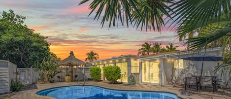 Una piscina al aire libre, una piscina climatizada