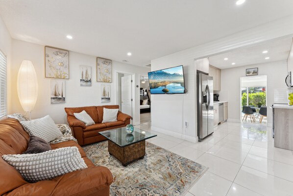 Smart TV, books - Modern Vacation Beach Home,Heated Pool, Tiki Hut & BBQ (Oakland Park)