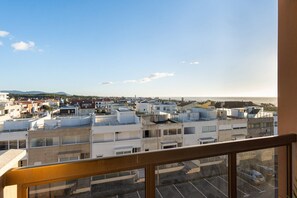 Property grounds - Celia's Stylish Retreat (Amorosa)